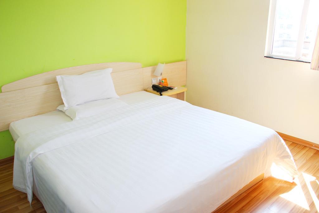 7Days Inn Guangzhou South Railway Station Nan Pu Metro Station Екстер'єр фото